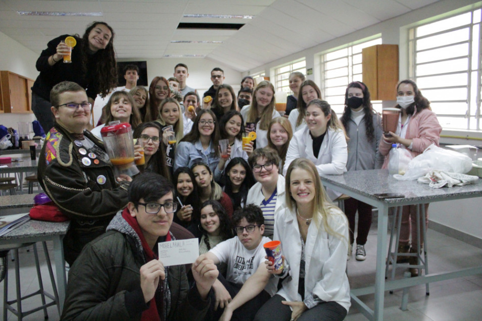 Turma do itinerário de Formação Docente tem aula sobre vitaminas no Laboratório de Ciências