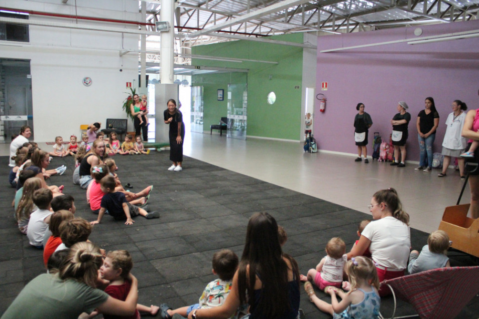 Crianças da Educação Infantil conhecem novos colaboradores durante assembleia