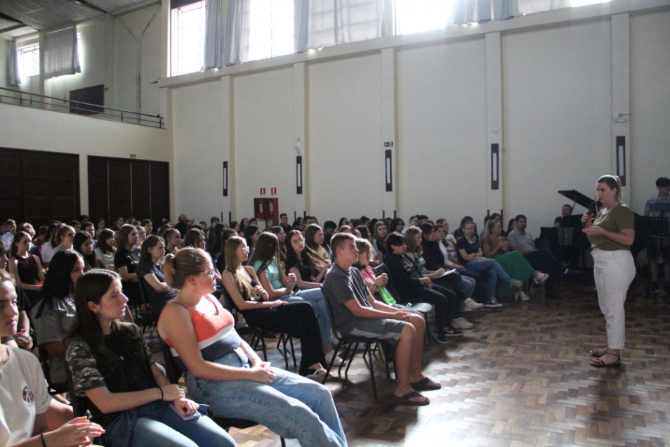Estudantes assistem uma breve apresentação sobre os Cursos Complementares