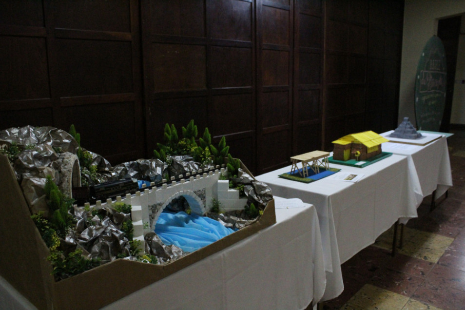 Após estudo sobre padrões de construções antigas, estudantes criam maquetes usando matérias primas antigas