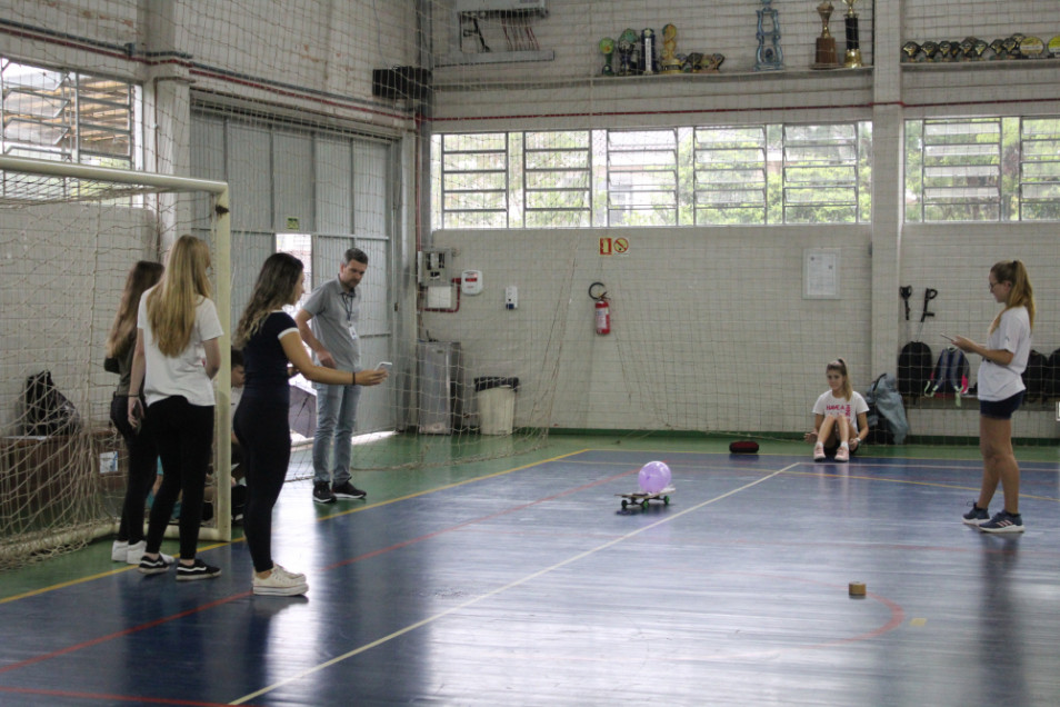 Turma do Ensino Médio realiza experimento de medição de frequência do Efeito Doppler