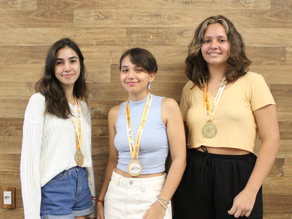 Medalhas de 1º lugar na MostraClack são entregues para alunas do Ensino Médio