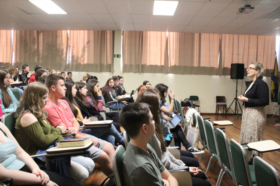 Estudantes do Instituto Ivoti apresentam suas vivências durante o pré-estágio