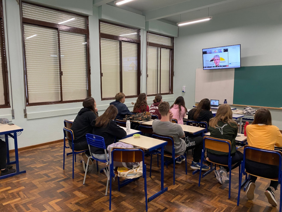 Estudantes participam de evento sobre curso preparatório para universidades alemãs