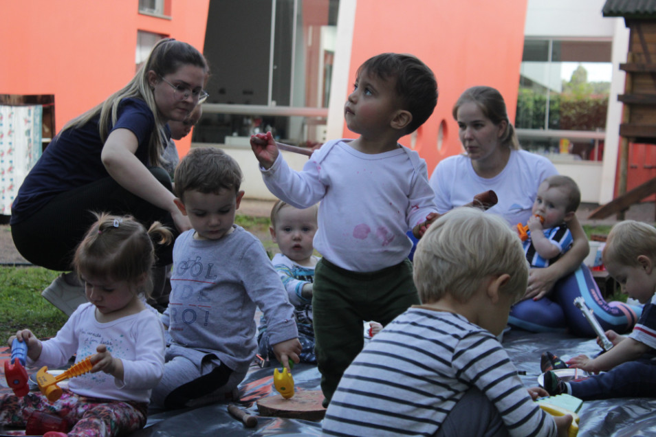 Estações de cores e bolhas de sabão nos últimos dias da Semana da Criança da Educação Infantil