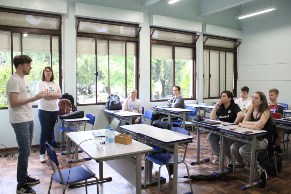 Turma do Ensino Médio recebe representantes do INSS para falar sobre o Programa de Educação Previdenciária