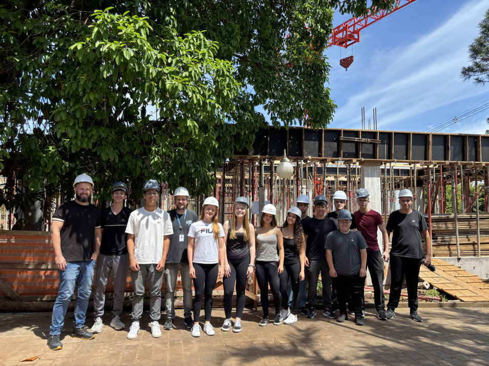 Estudantes exploram na prática os fundamentos da construção civil