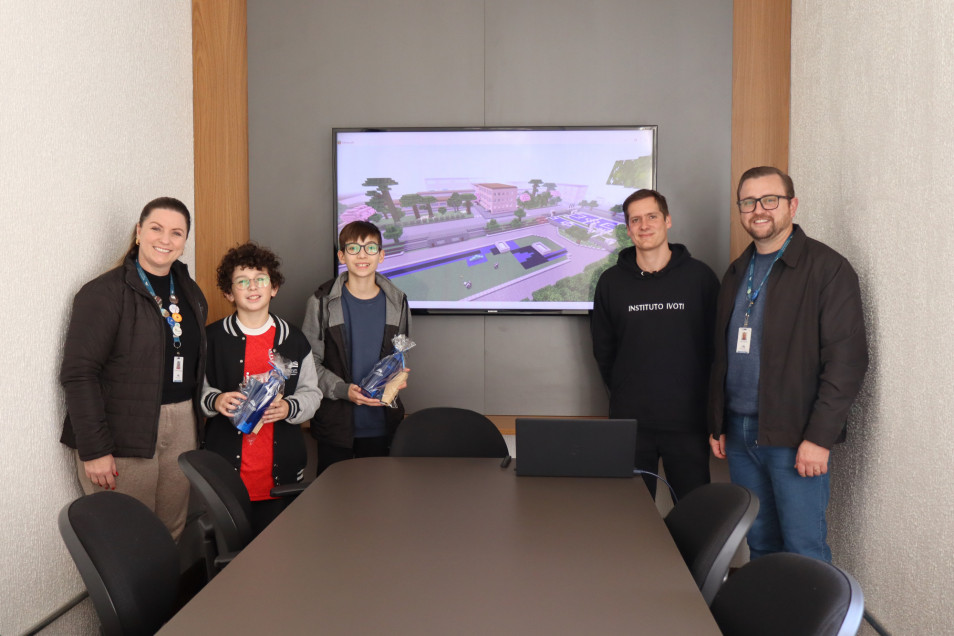 Estudantes apresentam projeto que recria o Instituto Ivoti no jogo Minecraft