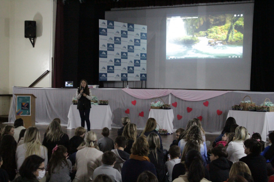 Mães recebem homenagens das crianças dos Anos Iniciais do Instituto Ivoti