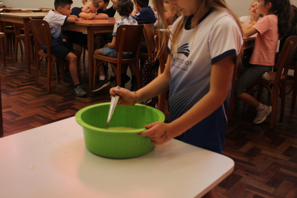 Turma do 3º ano prepara receita com cacau após pesquisar com as famílias