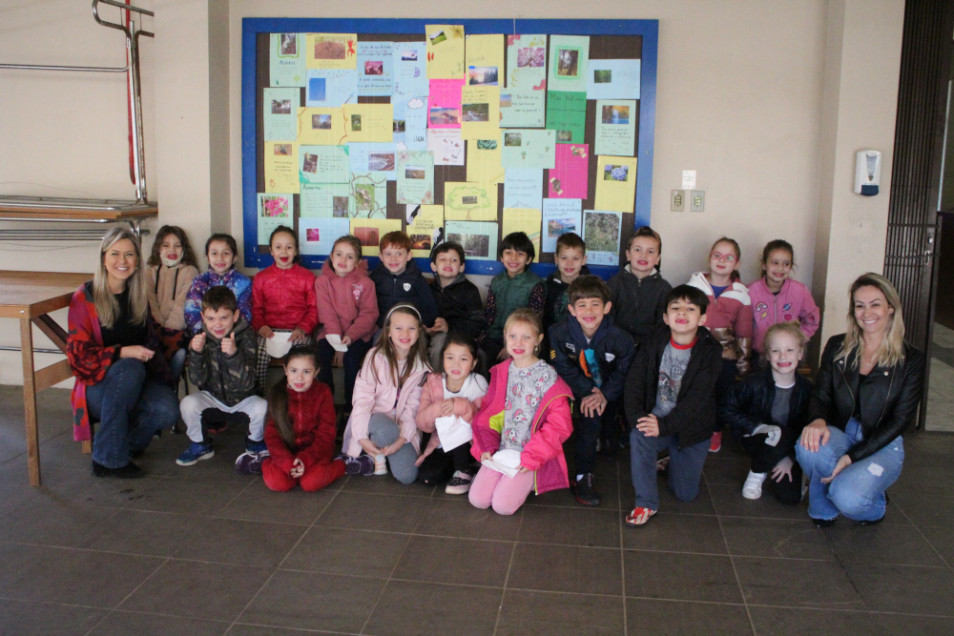 Turma do 1º ano do Ensino Fundamental recebe a visita de dentistas