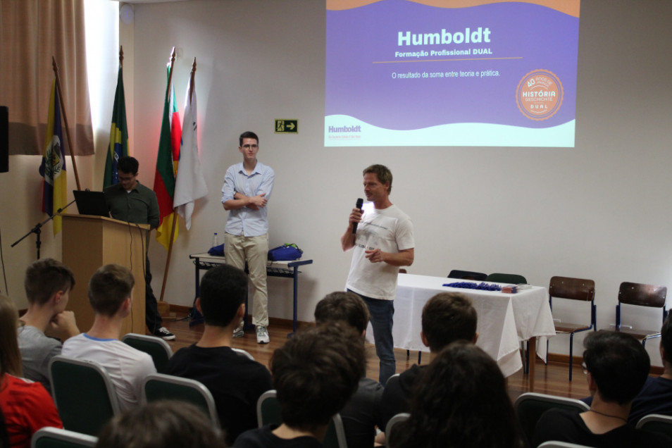 Estudantes do Instituto Ivoti têm palestra sobre Formação Profissional Dual