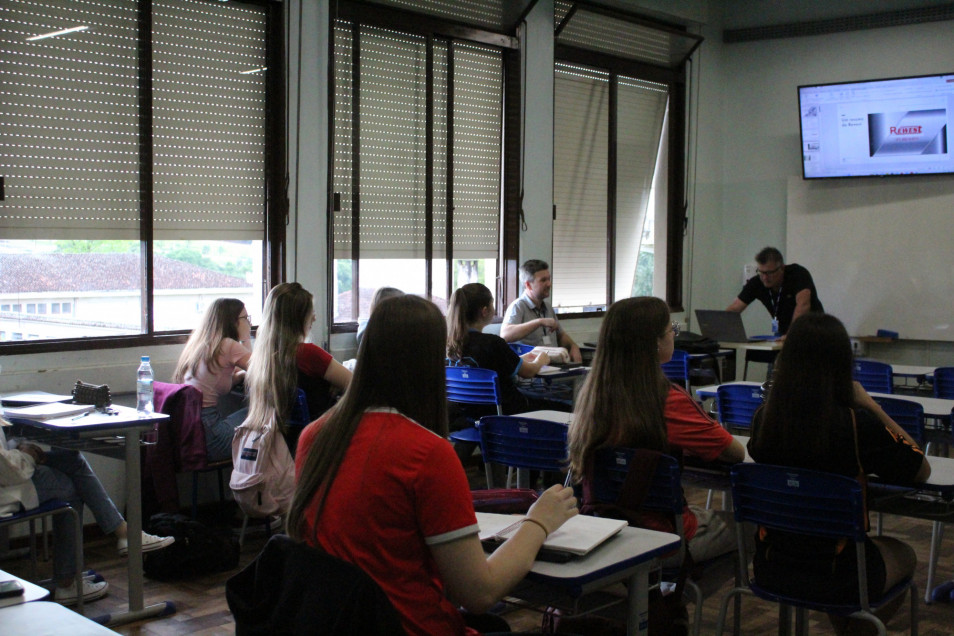 Estudantes do Instituto Ivoti têm palestra com profissional da Engenharia