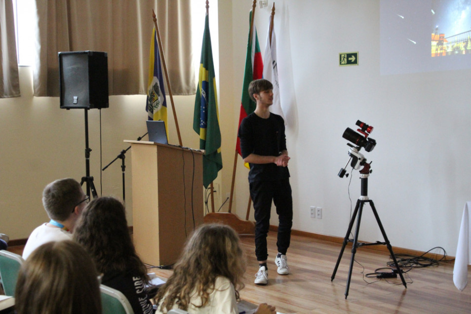 Turmas de 9º ano tem palestra sobre Astrofotografia no Instituto Ivoti