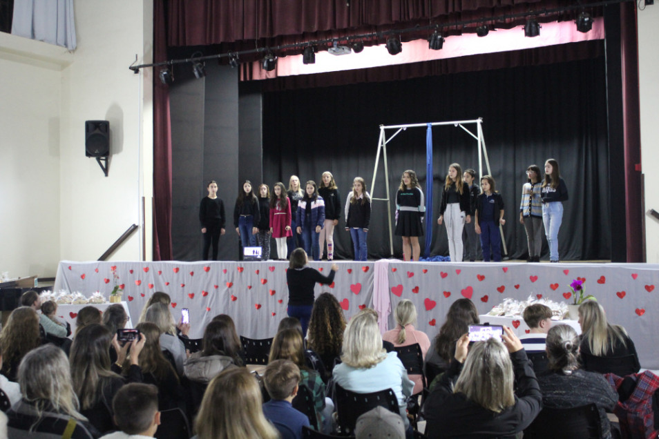 Turmas apresentam homenagens preparadas para as mães