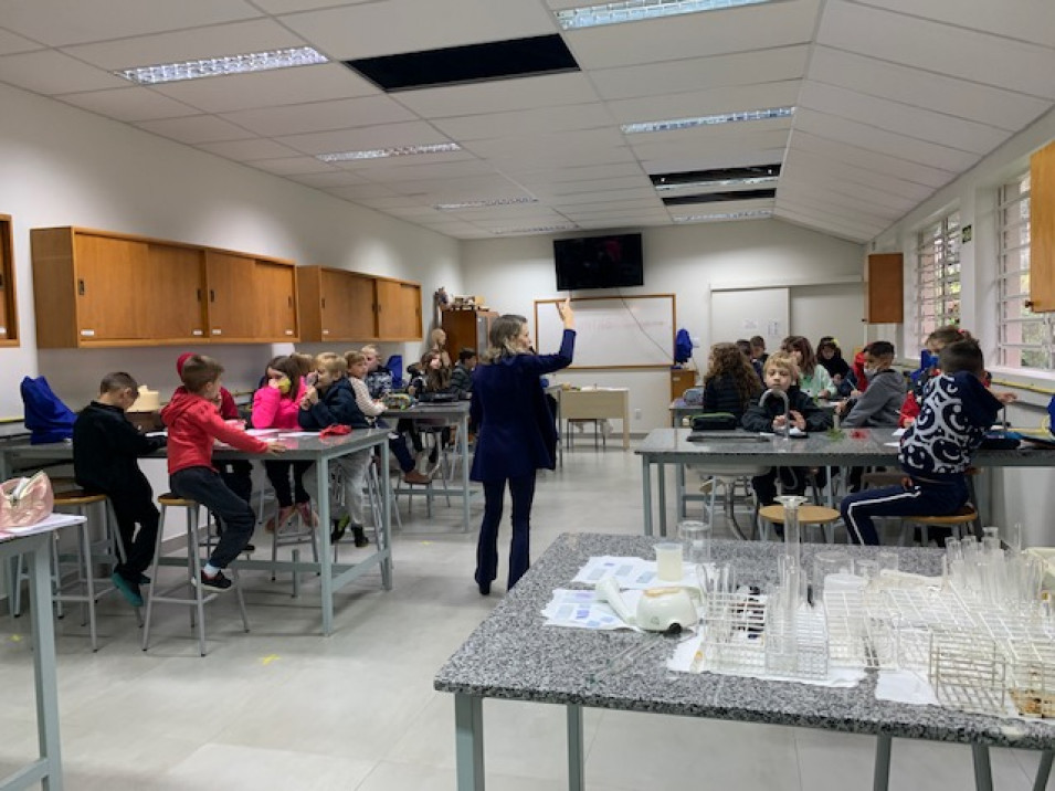 2.Klasse participa de uma aula diferente no laboratório de Ciências