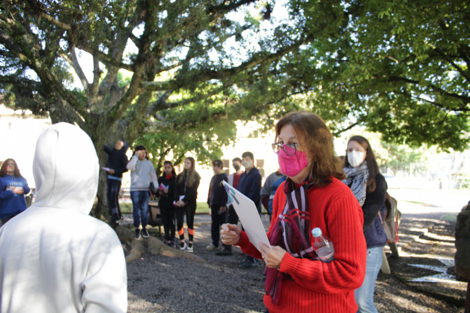 Instituto Ivoti recebe escola de Campo para falar sobre árvores nativas do Programa Herbário Vivo