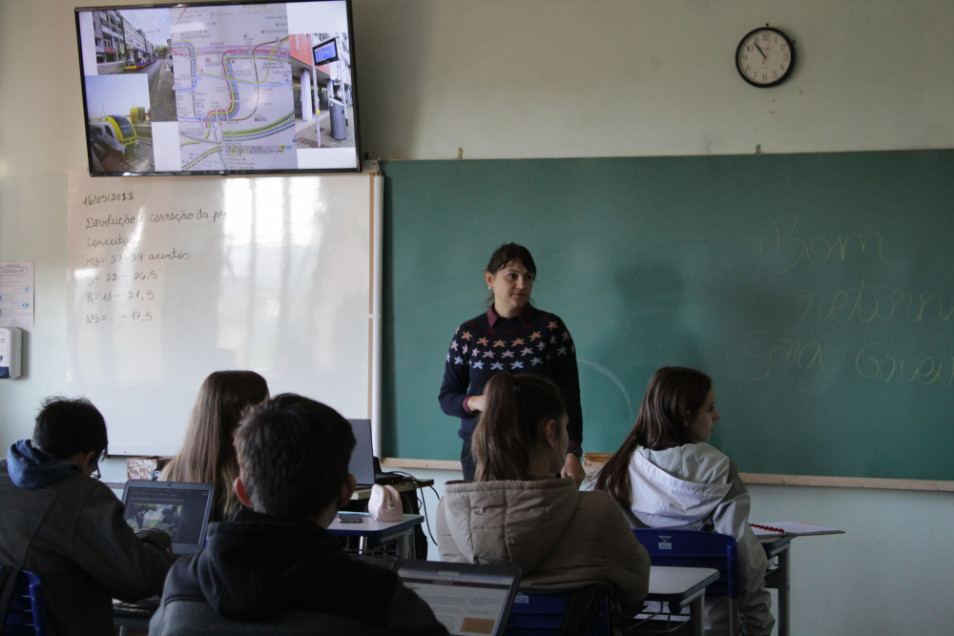 Professora Greisi Jung compartilha com as turmas do Instituto Ivoti sua vivência na Alemanha