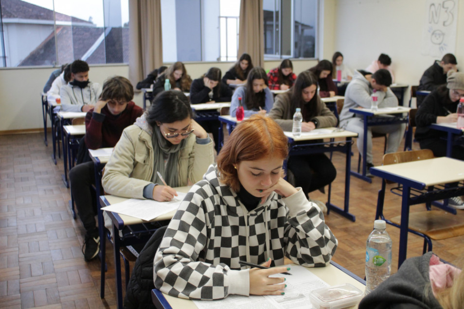 Estudantes do 2º ano do Ensino Médio realizam simulado de preparação para o ENEM