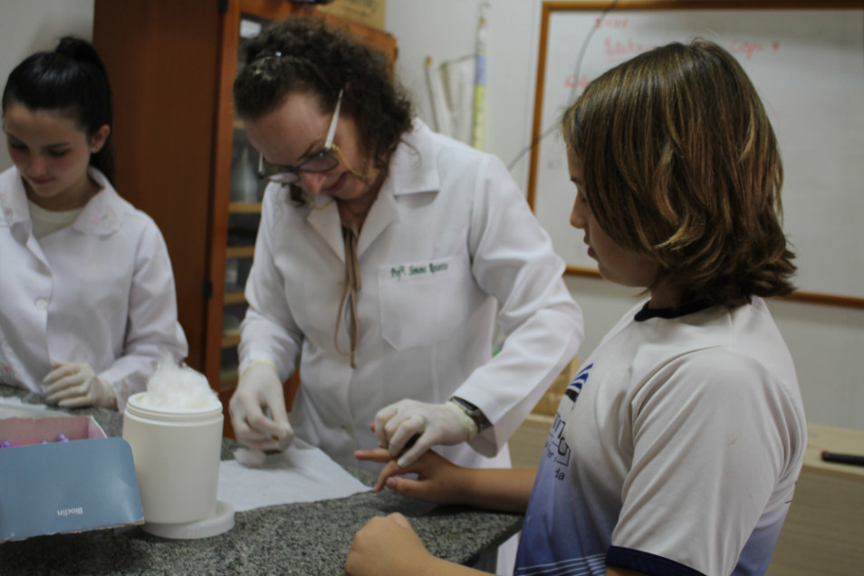 Estudantes têm palestra sobre tipos de sangue com biomédica da Universidade Feevale