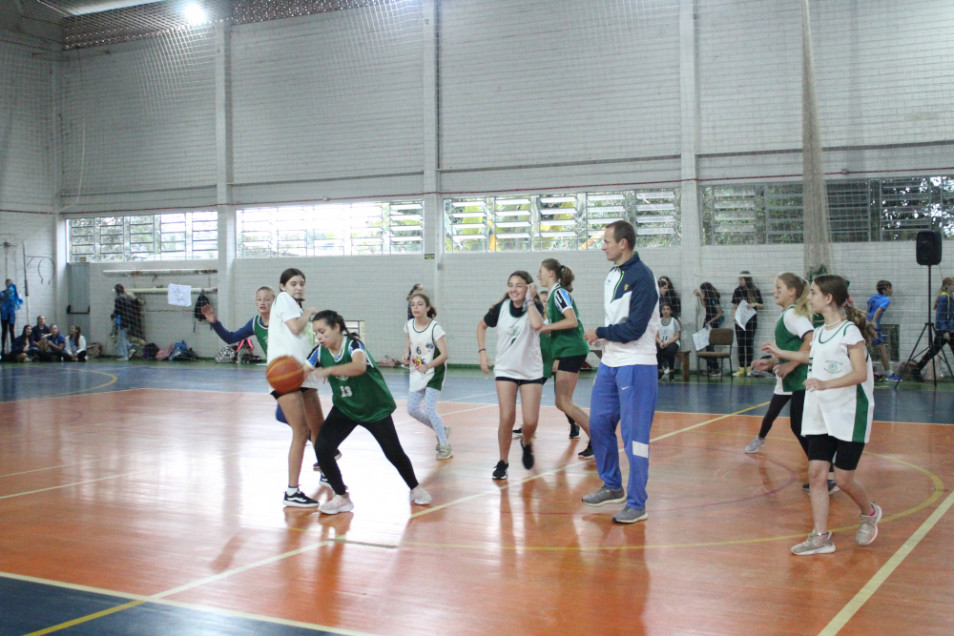 Turmas do Ensino Médio e do Ensino Fundamental II tem jogos de basquete durante as interséries