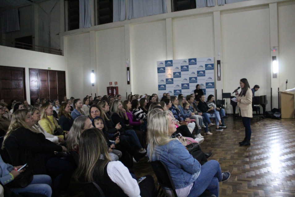 Instituto Ivoti apresenta homenagens para as mães preparada pelas crianças do 1º ao 5º ano
