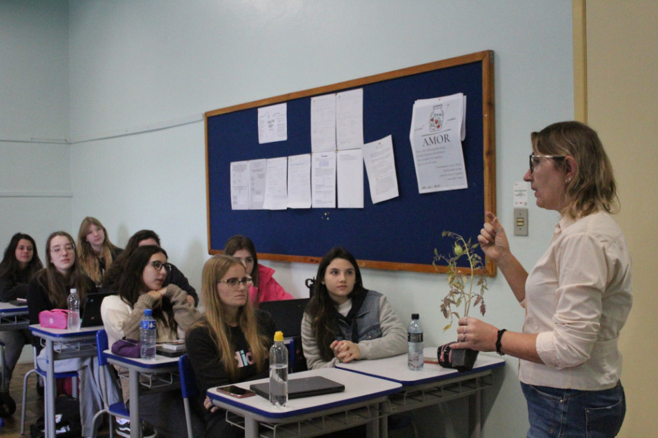 Estudantes do Ensino Médio do Instituto Ivoti recebem visita de engenheira agrônoma