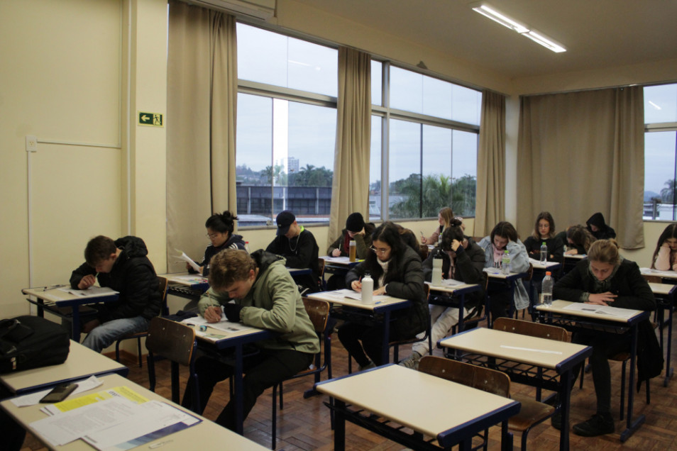 Estudantes dos 3os anos do Ensino Médio realizam provas de Simulado de preparação para o ENEM