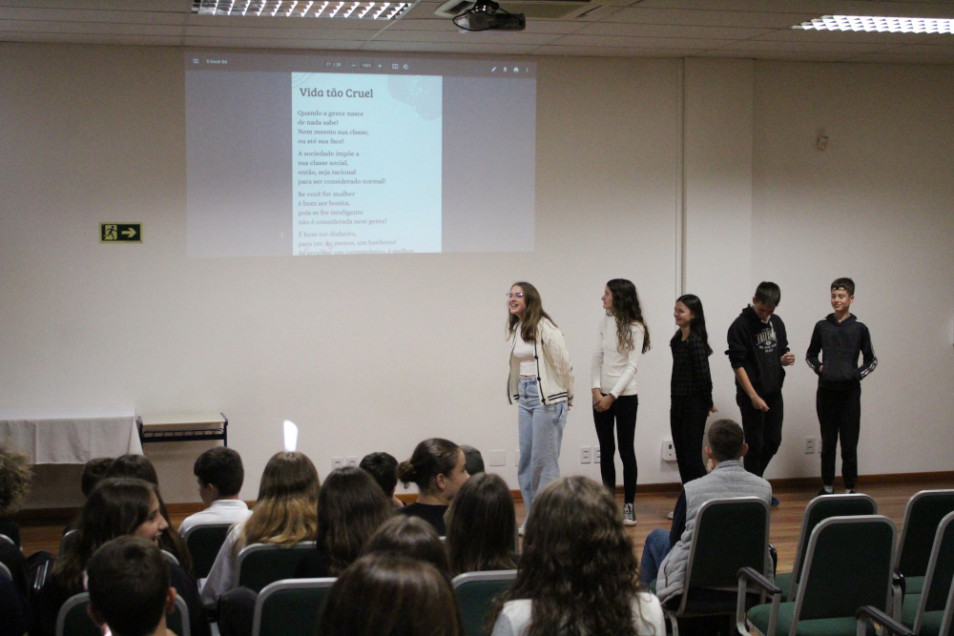 Estudantes do 8º ano do Instituto Ivoti criam e-books de poemas