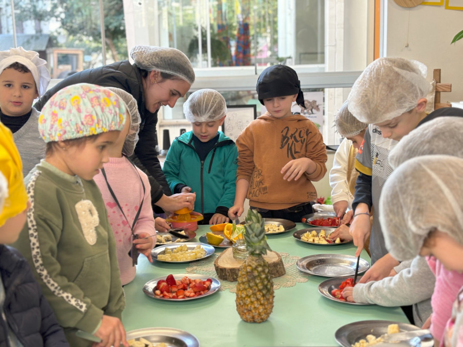 Turmas da Educação Infantil aprendem sobre as frutas enquanto fazem uma Obstsalat