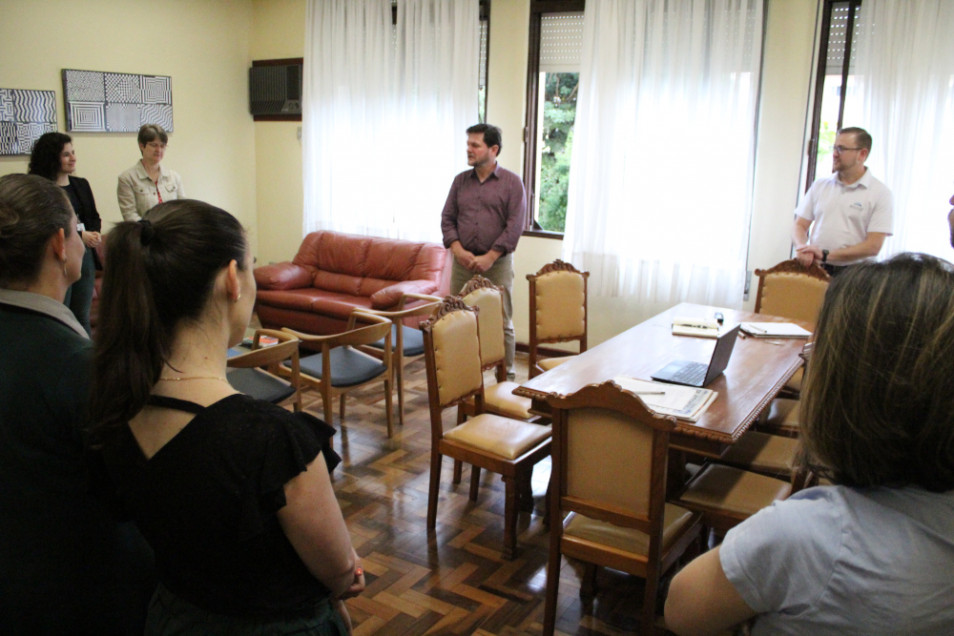 Professores organizam homenagem surpresa pelo Dia do Diretor Escolar