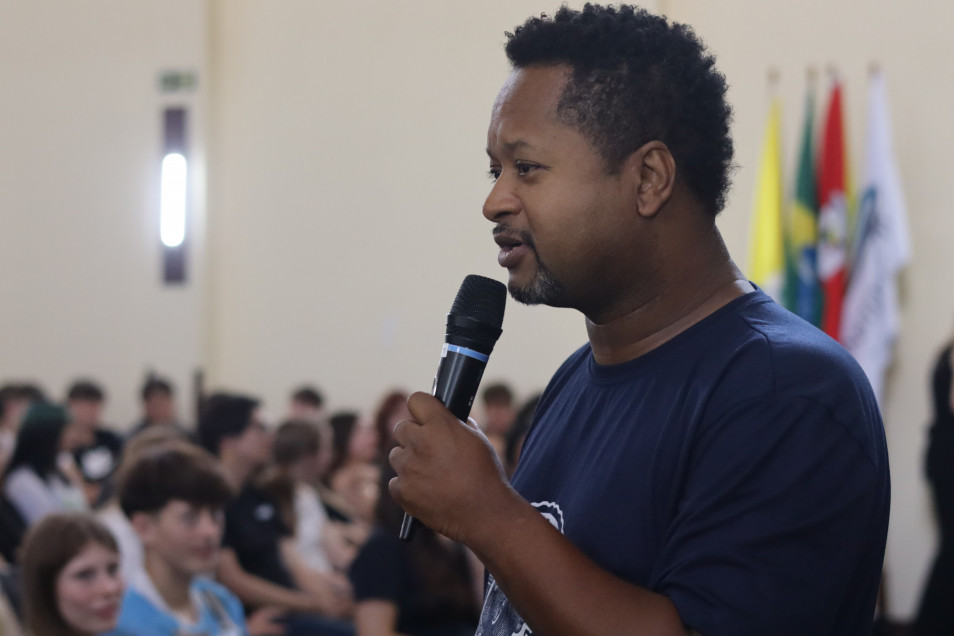 Estudantes do Ensino Médio participam de conversa sobre Consciência Negra e Racismo Estrutural
