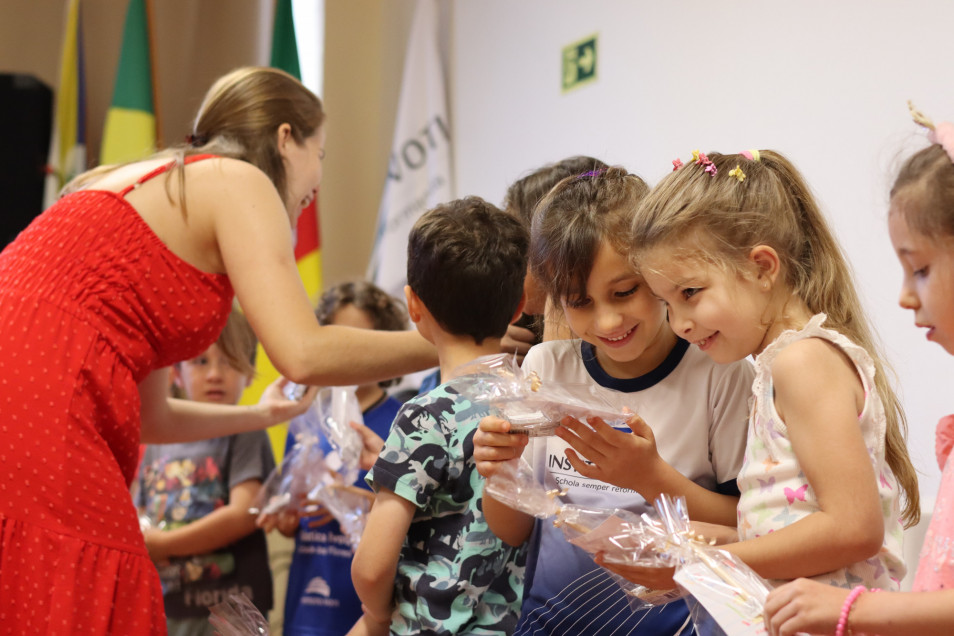 Um novo capítulo: Alunos do Gruppe 5 e Nível 5 recebem homenagem das turmas da Educação Infantil