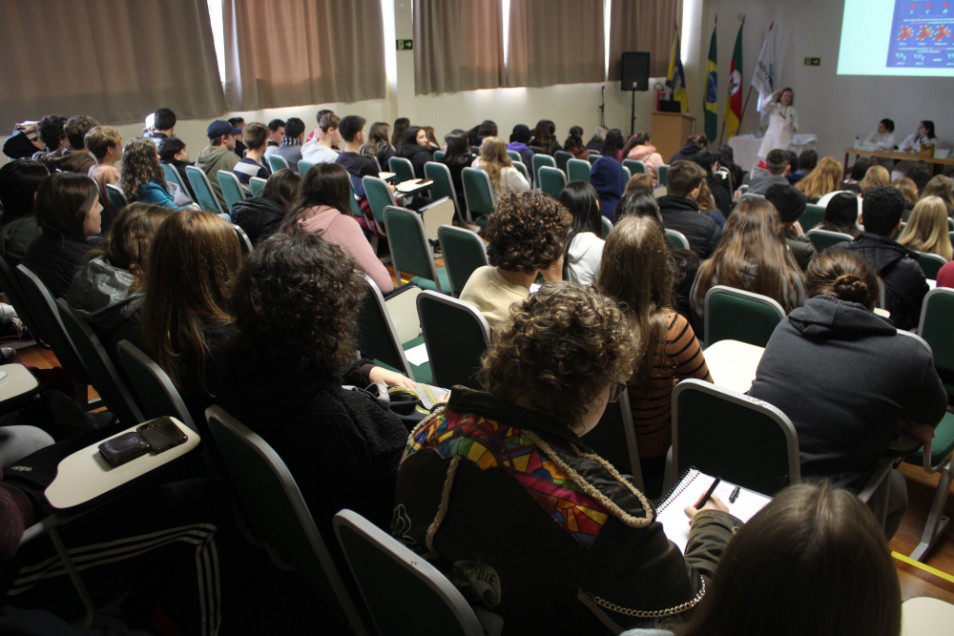 Estudantes tem palestra sobre tipos de sangue com biomédica da Universidade Feevale
