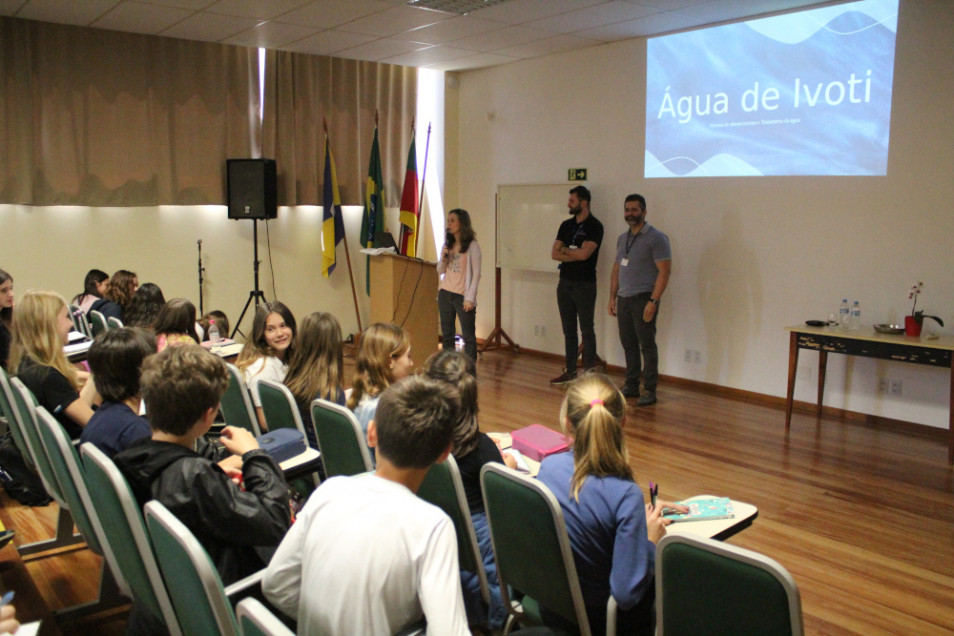 Estudantes recebem representantes da Água de Ivoti e tiram dúvidas sobre o assunto