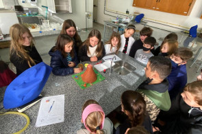 Turma do 4º ano realiza experiências no Laboratório de Ciências