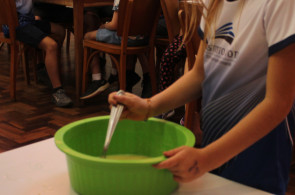 Turma do 3º ano prepara receita com cacau após pesquisar com as famílias