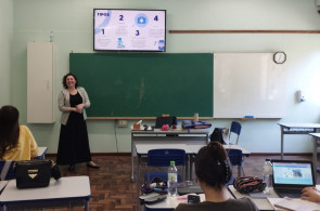 Turma do Ensino Médio recebe visita de Aline Gayer para falar sobre saúde
