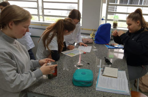 Estudantes dos 9os anos realizam trabalhos sobre a Tabela Periódica