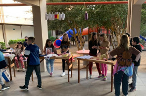 Turma realiza apresentação pessoal inspirada no livro Conni e a noite no museu
