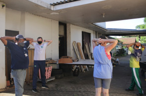 Colaboradores do Instituto Ivoti realizam exercícios orientados de Ginástica Laboral