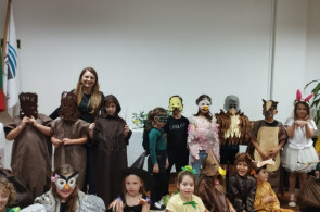 Estudantes do 1º ano B realizam apresentação de teatro inspirado em livro