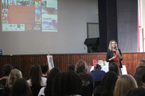 Turmas do Curso Normal participam de palestra sobre a coleção Um olhar colorido sobre Ivoti