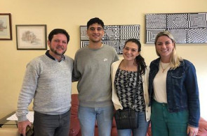Egressa do Instituto Ivoti, que hoje mora na Holanda, visita a escola na semana do professor