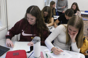 Turma de alemão aprende sobre Blackout Poetry e cria as próprias obras de arte