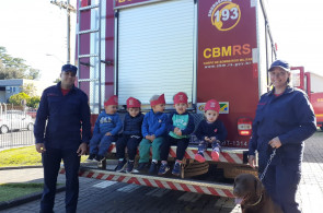 Integrantes do Corpo de Bombeiro de Ivoti visita as crianças da Educação Infantil
