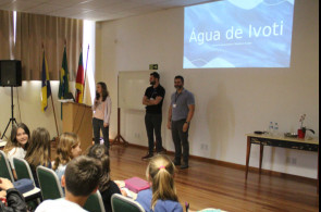 Estudantes recebem representantes da Água de Ivoti e tiram dúvidas sobre o assunto
