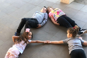 Crianças do 1º ano do Instituto Ivoti usam o corpo para identificar o traçado das letras