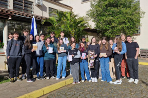 Aprendizado criativo: turma do Inglês B produz Scrapbooks e Timelines para praticar o uso dos tempos verbais