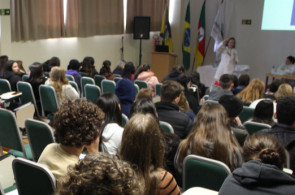 Estudantes tem palestra sobre tipos de sangue com biomédica da Universidade Feevale
